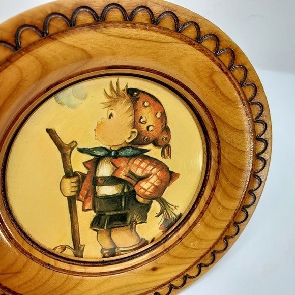 Vintage Hummel Wood Burned Round Frame Wall Hanging - Picture 5 of 8